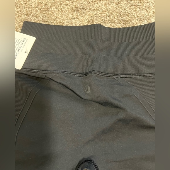 NWT Lululemon Ebb to Street Tight Size 2 - Picture 7 of 8